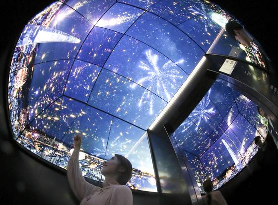 엘리베이터가 예술이다. 15개의 올레드(OLED) 디스플레이에서 재생되는 다양한 영상은 4D영화를 보는 착각에 빠지게 만든다. 지하1층에서 118층까지 단 1분만에 도착한다.