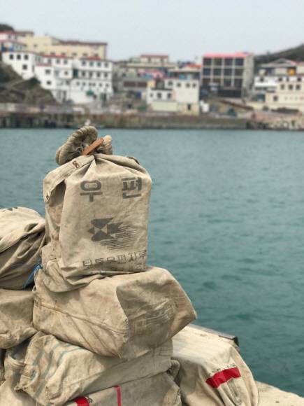지난달 27일 전남 신안군 흑산면 홍도항에 육지로 배달될 우편물이 쌓여 있다.
