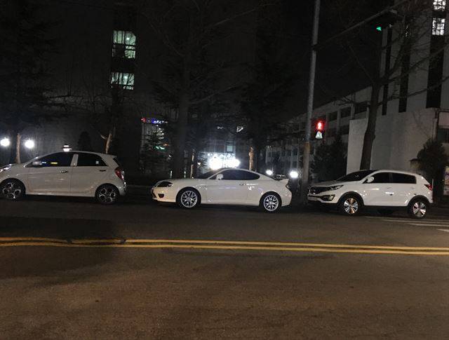 수동 변속기로 언덕길 평행 주차에 성공했을 때의 기쁨이란! 앞뒤 간격도 얼마 없는데 딱 맞춰서 세웠다. 이제 적응 좀 한 것 같은데?