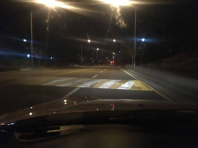 기어 변경 연습을 하던 중 갑자기 마주친 과속방지턱. 다행히 넘기 전에 발견하고 급제동으로 간신히 위기 모면.