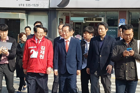 4일 경북 상주를 방문한 자유한국당 홍준표 대선 후보가 백승주 경북도당 위원장과 함께 걷고 있다. (사진=자유한국당 경북도당 제공)