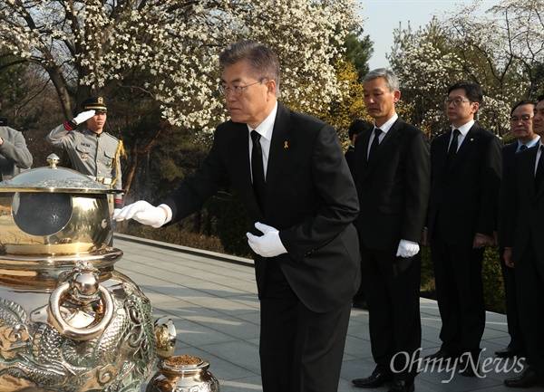 문재인 후보, 박정희 묘소 참배