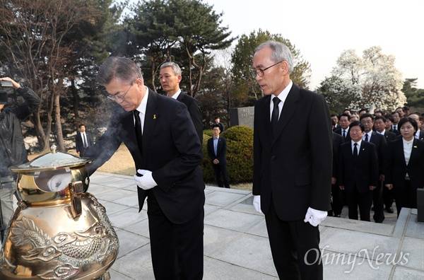 문재인 후보, 이승만 묘소 참배