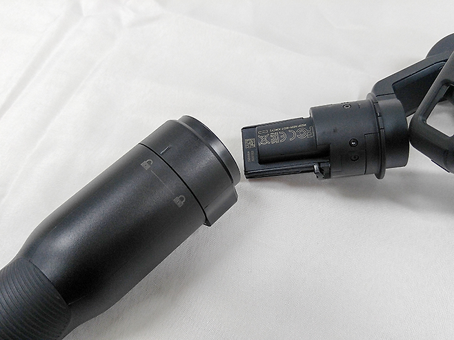 드론과 연결하기 위해 관절을 분리할 수 있다