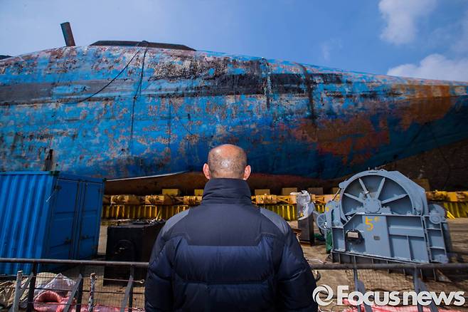 ▲ 세월호 미수습자 허다윤양의 부모 허흥환씨가 4월1일 오전 전남 목포 목포신항에 거치된 세월호를 물끄러미 바라보고 있다. 사진=포커스뉴스