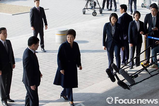 ▲ 박근혜씨가 3월21일 오전 서초구 서울중앙지방검찰청에서 조사를 받기 위해 피의자 신분으로 출석하고 있다. 사진=포커스뉴스
