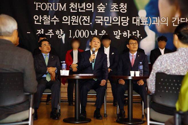 안철수 국민의당 후보가 지난달 24일 전북 전주시 꽃밭정이 노인복지관에서 열린 ‘포럼 천년의숲’ 초청 간담회에서 발언하고 있다. 발언대 뒷자리에 조직폭력배 소속 의혹이 제기된 청년들이 앉아 있다. 안철수 후보 블로그 갈무리.