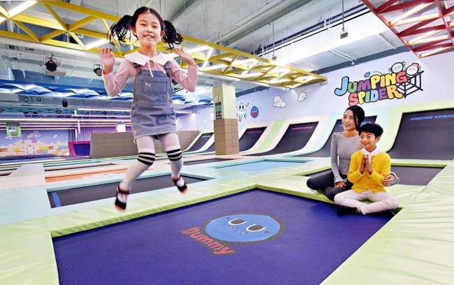 ì¢…í•©ì‡¼í•‘ëª° í˜•íƒœì¸ í™ˆí”ŒëŸ¬ìŠ¤ íŒŒì£¼ìš´ì&nbsp;•ì&nbsp;ì´ íŠ¸ëž¨í´ë¦° íŒŒí¬ë¥¼ ì§€ë‚œ 2ì¼ ì˜¤í”ˆí–ˆë‹¤.