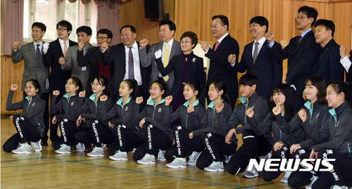 【성남=뉴시스】이정선 기자 = 경기지역 중등부 최초 수영부(싱크로나이즈드) 창단식이 열린 6일 오전 경기 성남 동광중학교에서 선수단 및 코치진, 교직원, 학부모들이 기념촬영을 하고 있다. 2017.04.06.    ppljs@newsis.com