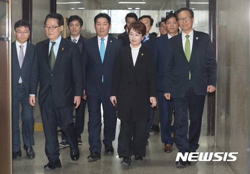 【서울=뉴시스】이영환 기자 = 6일 오후 서울 여의도 국회에서 이언주(오른쪽 두 번째)의원이 국민의당 입당식에 참석하기 위해 박지원(왼쪽 두 번째) 대표, 문병호(오른쪽) 최고위원 등과 이동하고 있다.   이언주 의원은 6일 더불어민주당을 탈당하고 국민의당에 입당했다. 2017.04.06.    20hwan@newsis.com