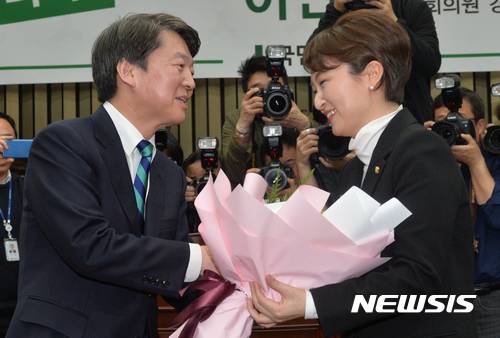 【서울=뉴시스】배훈식 기자 = 6일 오후 서울 여의도 국회 제4회의장에서 열린 이언주 의원 국민의당 입당 환영식에 참석한 안철수(왼쪽) 대선 후보가 이 의원에게 꽃다발을 전달하고 있다. 2017.04.06.   dahora83@newsis.com