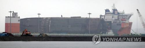 (목포=연합뉴스) 한종찬 기자 = 육상 거치가 임박한 세월호가 6일 오전 반잠수선에 실려 목포 신항만에 접안해 있다. 해양수산부는 이날 오전 2시 특수운송장비인 모듈 트랜스포터(Module transporter: MT) 480대로 세월호 선체를 실어 나르는 테스트에 들어갔지만 오후 9시30분 현재 중단된 상태다.     saba@yna.co.kr