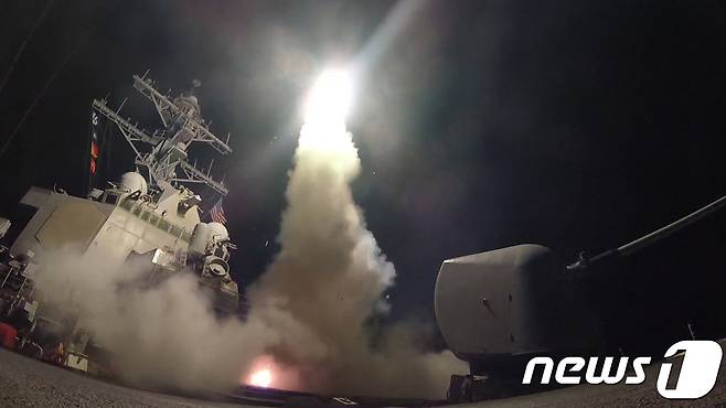 7일(현지시간) 새벽 미 해군 구축함이 지중해 동부에서 미사일을 발사하고 있다. (사진=미국 해군 홈페이지) © News1