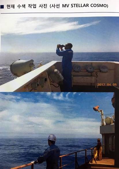 스텔라데이지 실종 선원 수색 작업에 참여한 상선 직원이 망원경으로 바다를 살펴보고 있는 사진을 폴라리스쉬핑이 공개했다. /연합뉴스