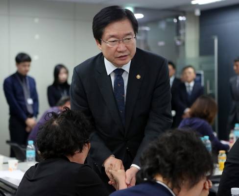 김영석 해양수산부 장관이 지난 3일 폴라리스쉬핑 부산 해사본부에서 스텔라데이지 선원 가족을 만나고 있다. /연합뉴스