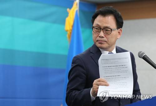 (서울=연합뉴스) 안정원 기자 = 더불어민주당 문재인 후보 선대위 박광온 공보단장이 7일 오후 서울 여의도 당사에서 문 후보의 아들 준용씨의 한국고용정보원 채용시 비리의혹을 제기한  자유한국당소속 심재철 국회부의장을 허위사실 공표죄로 고발한다고 밝힌 뒤 질문을 받고 있다.  jeong@yna.co.kr