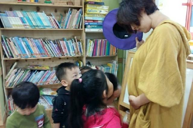 ▲ 어린이집에서 성교육할 때 임신한 배를 만져보며 신기해하는 아이들. ⓒ조아라