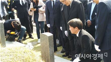 사진=안철수 국민의당 대통령 후보가 9일 광주 5·18 민주묘지를 찾았다.