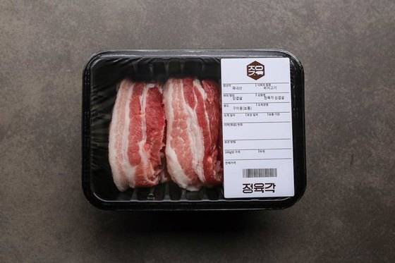 도축일자를 표기한 '정육각' 삼겹살 포장. 마트 삼겹살과 달리 표면이 울퉁불퉁한 게 특징이다. [사진 정육각]