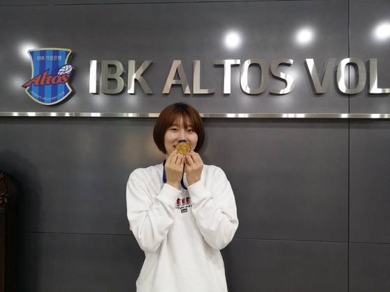 우승 메달을 들고 있는 박정아