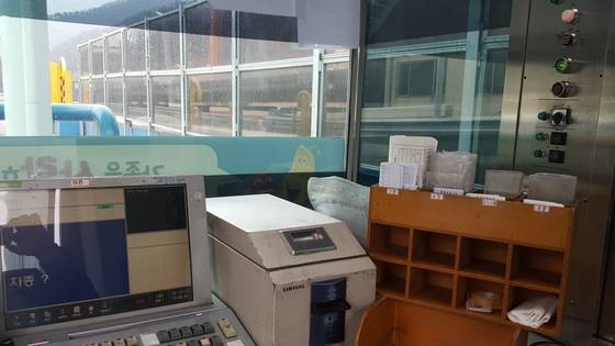 톨게이트 요금 수납 부스의 내부에는 차량의 요금 수납 정보 등을 검색할 수 있는 시설 등이 있다.함종선 기자