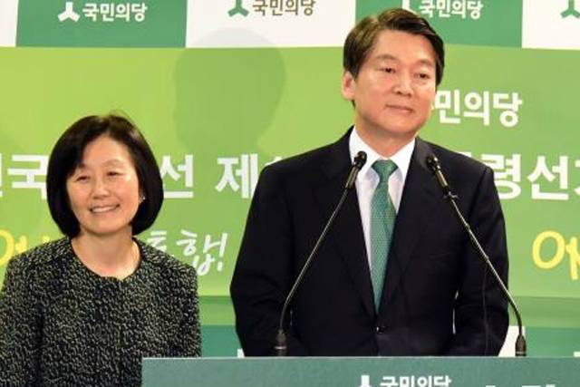 ▲ 안 후보와 부인 김미경 씨. ⓒ연합뉴스
