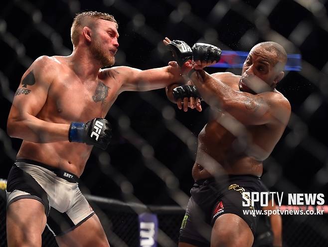 ▲ 오는 5월 돌아오는 알렉산더 구스타프손(왼쪽)은 지난 2015년 UFC 192에서 챔피언 다니엘 코미어와 호각세로 싸웠지면 5라운드 종료 1-2 판정패했다.