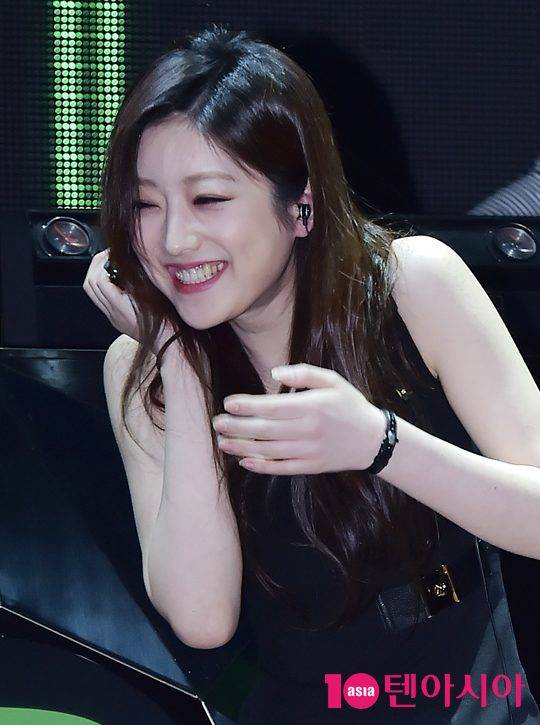 전직 일본 AV배우 하네다 아이가 11일 오후 서울 강남구 논현동 클럽 옥타곤에서 열린 영화 ‘달콤한 유혹’,’내 사랑 하마사키 마오’의 그린라이트 VR앱의 제작발표회 및 팬미팅에 참석해 웃고 있다.