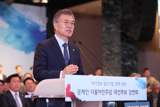 문재인 더불어민주당 대선 후보가 10일 서울 여의도 중소기업중앙회에서 중소벤처기업부 신설 등 중소기업 관련 공약을 발표하고 있다. 오종택 기자.