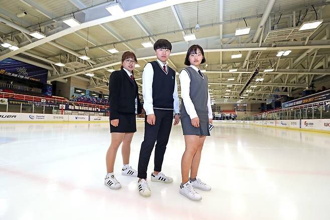 한국 여자 아이스하키 국가대표 ‘고교 3인방’인 엄수연(왼쪽부터)과 김희원, 이은지가 11일 안양빙상장에서 교복을 입고 포즈를 취하고 있다.  사진 하키포토 제공