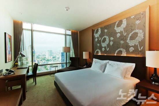 시내 중심부에 위치한 호텔 중에서 BTS 지상철(수라삭역)과 직접 연결되는 이스틴 그랜드 사톤 객실 전경. (사진=스테이앤모어 제공)