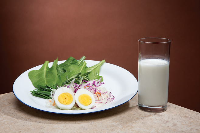 말기 암을 이겨낸 한만청 전 서울대병원장의 아침 밥상은 생채소, 삶은 달걀, 우유가 전부다. © 시사저널 임준선