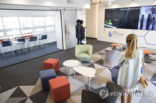 (서울=연합뉴스) 윤동진 기자 = 12일 오전 서울 강남구 개포디지털혁신파크에서 열린 도시데이터사이언스 연구소 개소식에서 참석자들이 내부를 둘러보고 있다. 2017.4.12      mon@yna.co.kr
