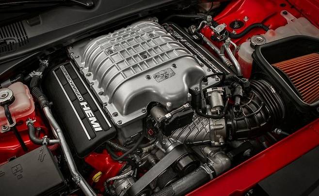 챌린저 SRT 데몬 엔진룸