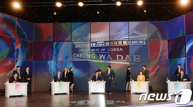 지난 13일 서울 상암동 SBS프리즘타워에서 진행된 대선 후보 TV토론 모습. 2017.4.13/뉴스1 © News1 국회사진취재단