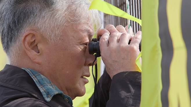 소설가 김훈은 세월호 3주기를 맞아 팽목항과 목포신항, 동거차도 등을 돌아봤다. <한국방송> 제공