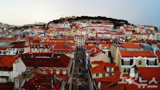 포르투갈의 수도인 리스본은 붉은 지붕들이 매력적이다. (사진=투어2000 제공)