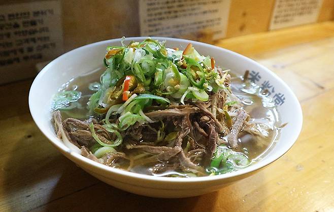 양지 쌀국수 8,000원.