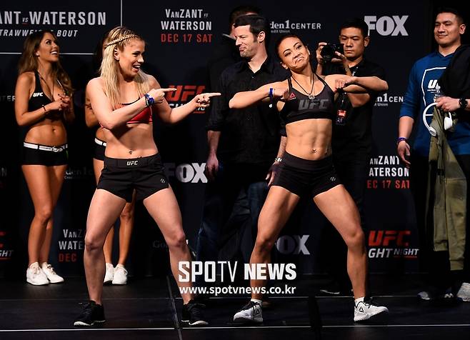 ▲ 미셸 워터슨(오른쪽)은 페이지 밴잰트와 댄스 배틀을 벌였다.