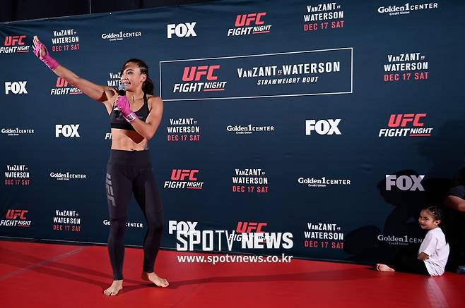 ▲ 미셸 워터슨은 딸을 공개 훈련에 데리고 나와 함께한다.