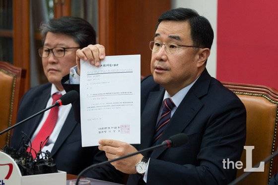 김정훈 전 새누리당 정책위의장이 서울 여의도 국회에서 열린 테러방지법 관련 특별 기자회견에서 하창우 전 변협 집행부가 보낸 테러방지법 전부찬성 의견서를 들고 발언하고 있다. 2016.2.25/사진=뉴스1