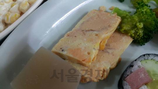 광어알을 손수 분해해 계란에 넣고 굳혔다. 입에서 톡톡 돌아다니는 알 맛이 일품.