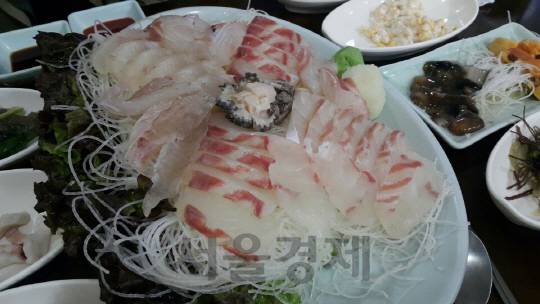 모듬회 7만 원. 광어는 기본으로 나오고 제철 생선이 더해지는데, 봄에서 여름에 맛이 오르는 농어가 나왔다. 가운데는 전복.