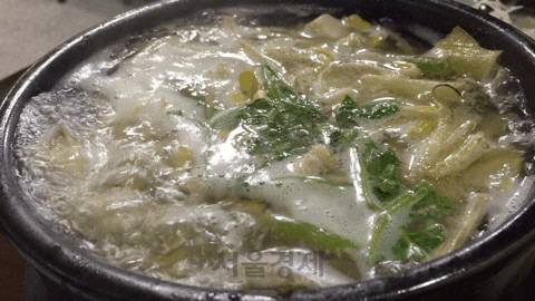 보글보글 끓고 있는 광어 맑은 탕.