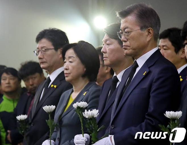 세월호 3주기 추모식에 참석한 각 당 대선후보들이 16일 오후 경기도 안산시 단원구 세월호 정부합동분향소에서 조문하고 있다. 오른쪽부터 더불어민주당 문재인, 국민의당 안철수, 정의당 심상정, 바른정당 유승민 후보. 2017.4.16/뉴스1 © News1 허경 기자