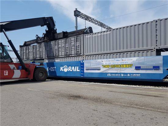 고용량 이단적재 화물열차에 로우큐브컨테이너가 실리고 있다.