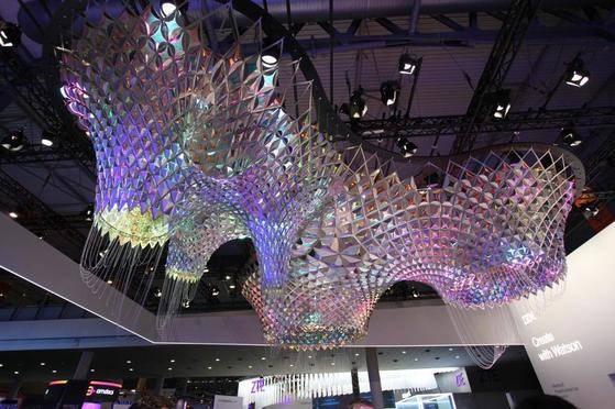지난 2월 열린 '모바일 월드 콩그래스(MWC) 2017' 전시장 IBM 부스 천장의 조형물은 인공지능(AI) 컴퓨터 왓슨이 스페인의 천재 건축가 가우디의 작품을 본떠서 디자인했다. [사진 IBM]