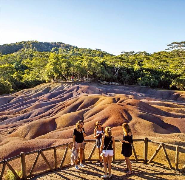 다채로운 빛깔의 화산 지형 세븐 컬러드 어스.