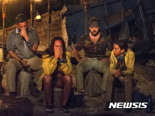 【AP/뉴시스】= CBS가 공개한 문제의 '서바이버' 리얼리티  연속 프로그램의 한 장면. 왼쪽 부터 제프 바너, 사라 래시나,  제키 스미스, 데비 워너등 경쟁자들이 앉아있다. 바너는 12일 방송에서 경쟁자인 스미스가 성전환자란 사실을 폭로,  다음 날 회사로부터 해고당했다.