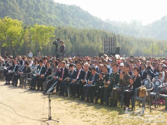 울산광역시기독교연합회가 주최한 2017 울산 부활절 연합예배가 16일 오후 태화강대공원 야외공연장에서 1부 연합예배와 2부 찬양집회로 나눠 진행됐다. 김기현 시장과 정갑윤 의원, 박맹우 의원, 서동욱 남구청장, 박성민 중구청장, 권명호 동구청장 등도 함께 예배를 드렸다.(사진=반웅규 기자)
